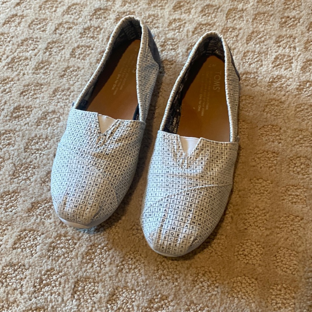 Tom’s letter shoes size 7